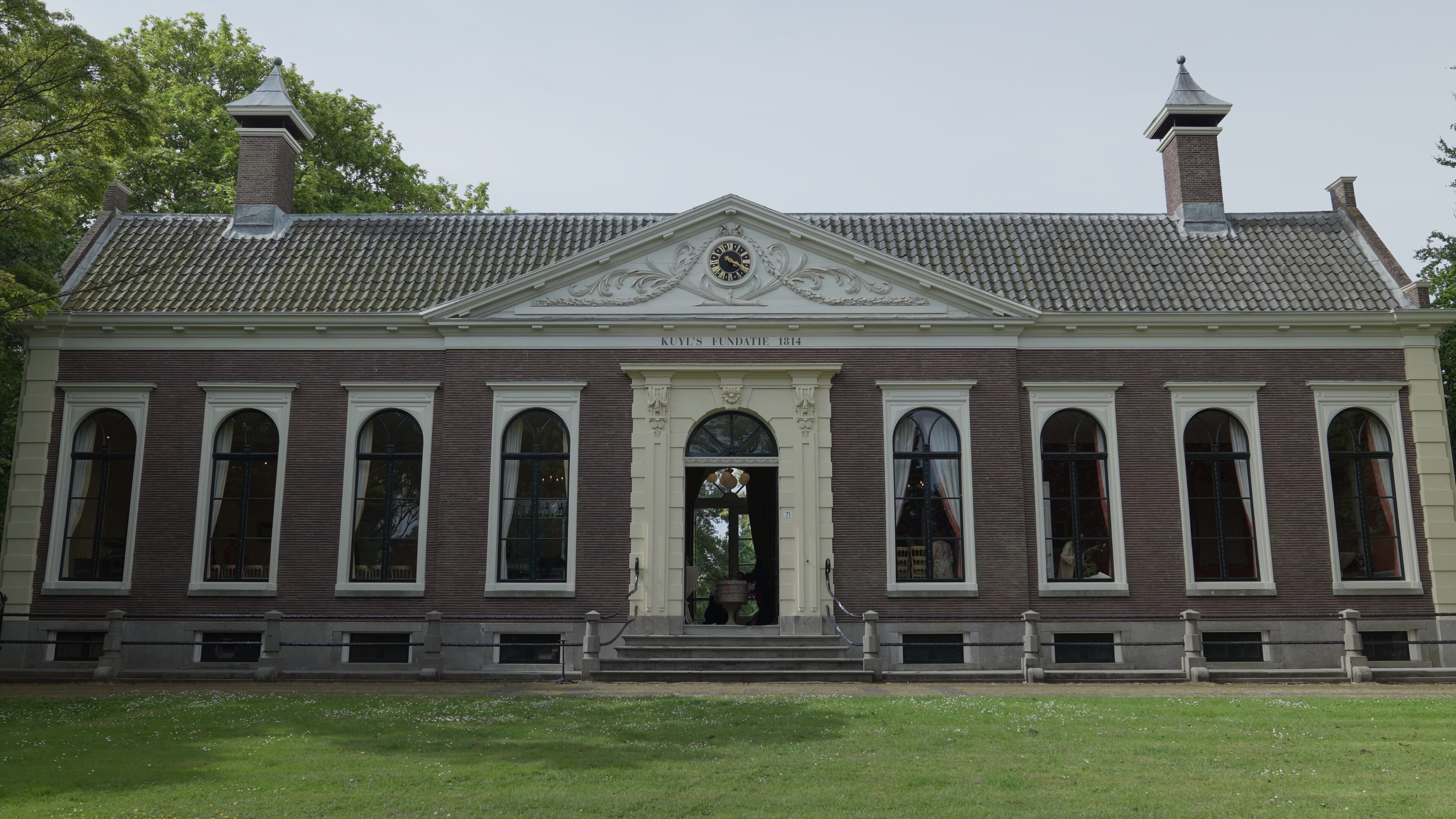 Voorgevel van Regentenhuis Kuyl's Fundatie in Rotterdam, een monumentaal pand met tuin.